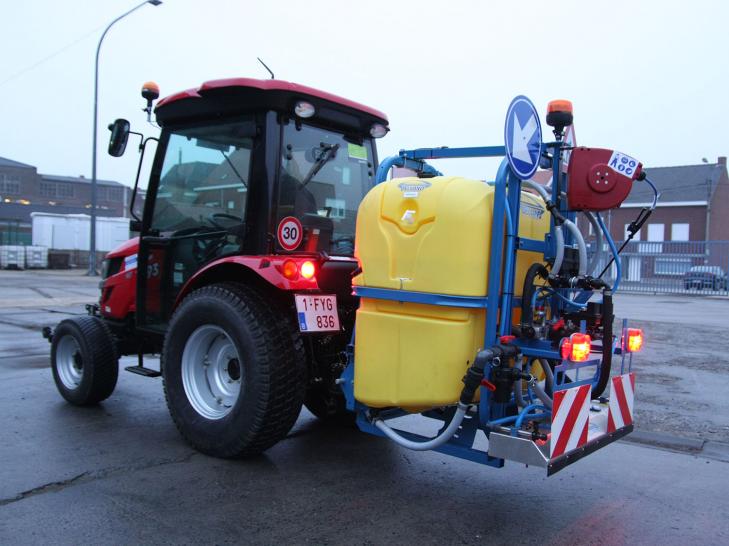 De pekelspuit van Delvano op de weg